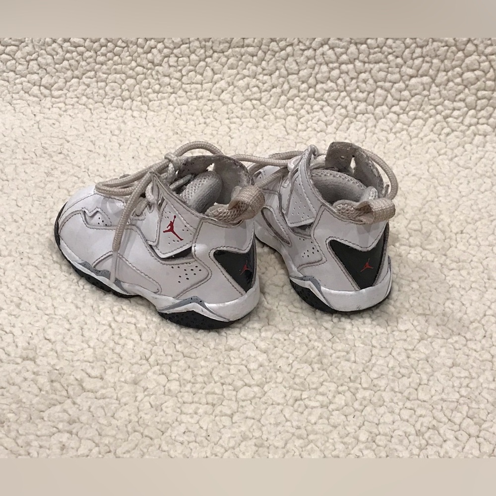 Air Jordan Toddler Shoes Athletic White & Black
Size 5 C Toddler
Smoke Free Home